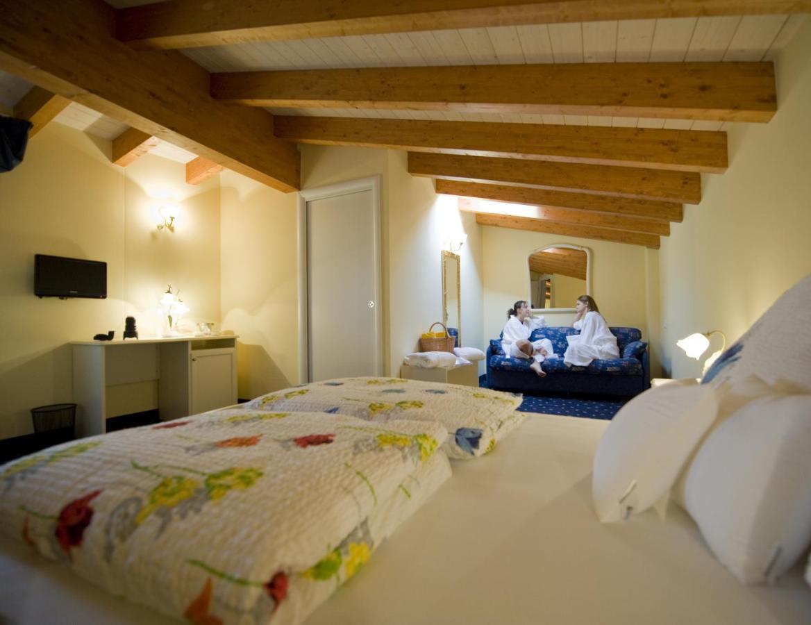 Borgo Dei Poeti Romantik Hotel Manerba del Garda Chambre photo
