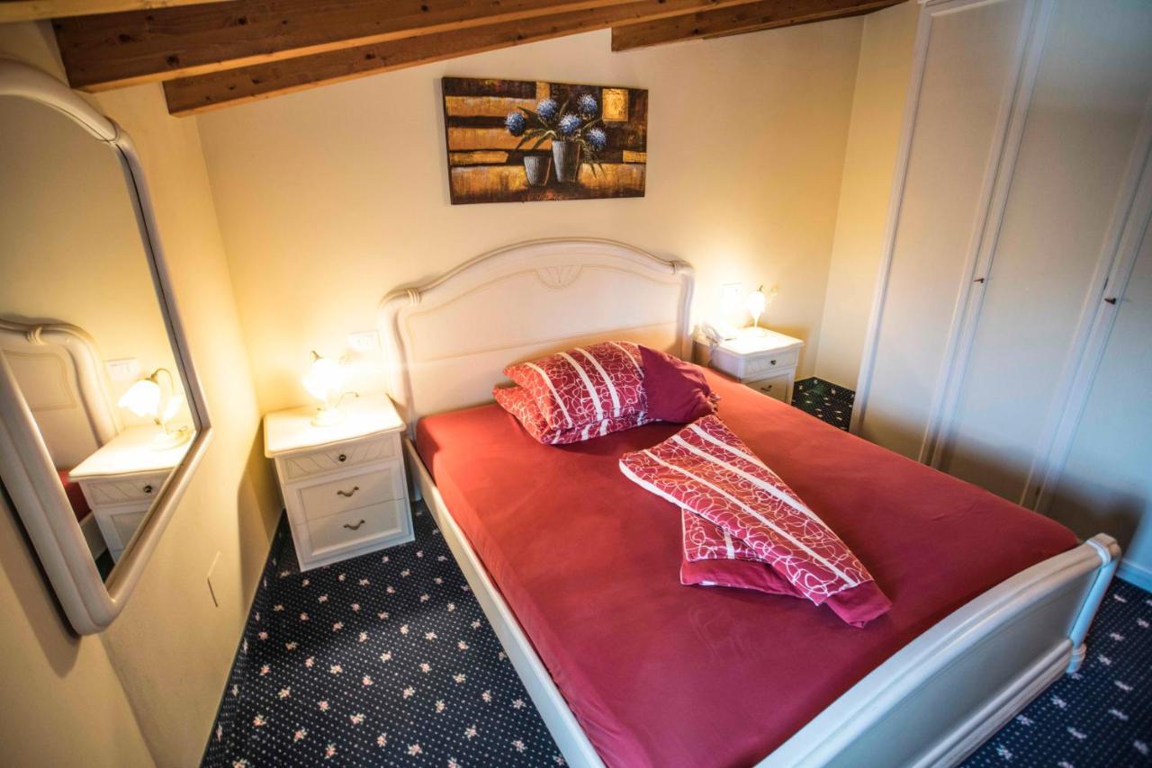 Borgo Dei Poeti Romantik Hotel Manerba del Garda Extérieur photo